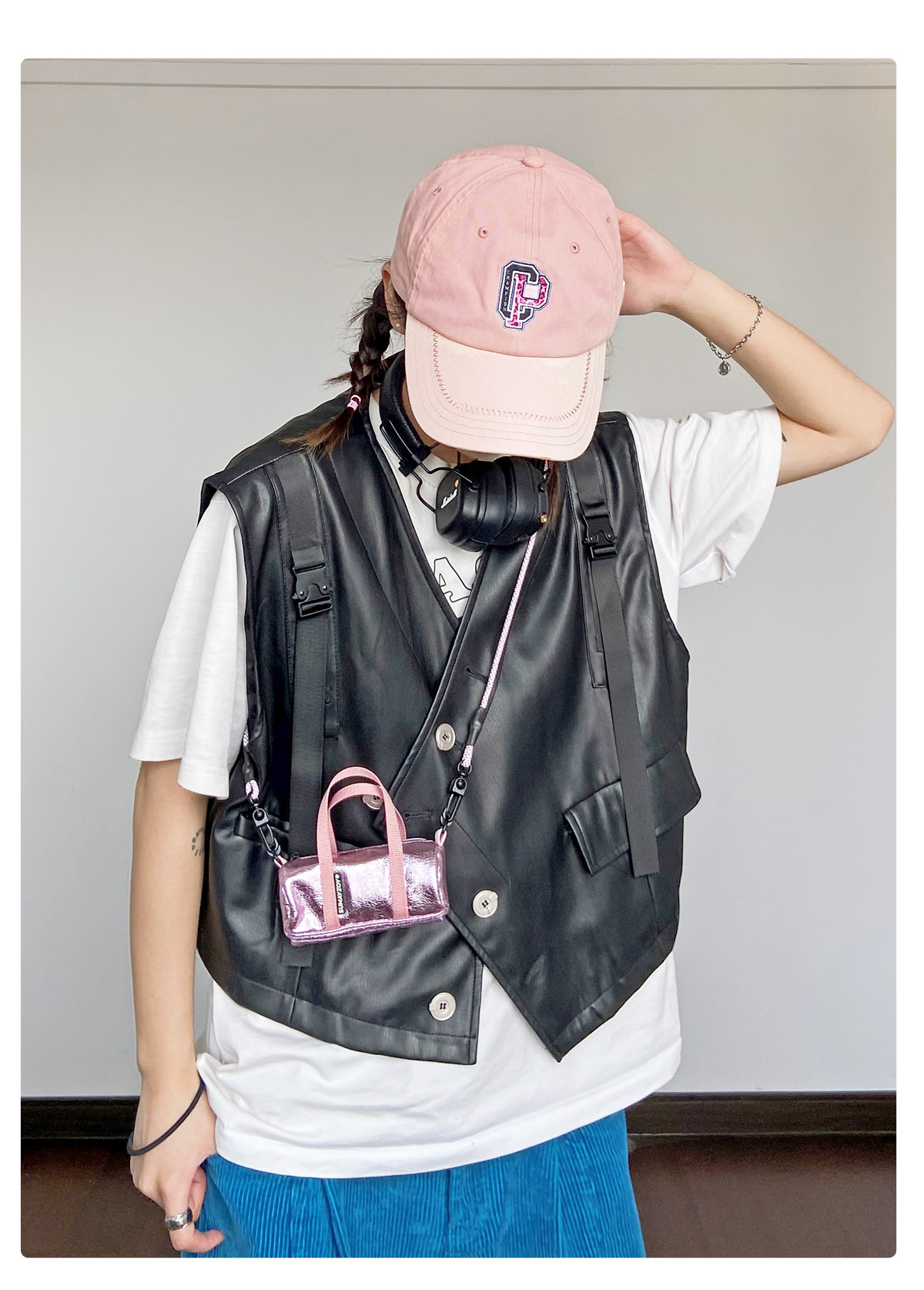 Futuristic metal series mini bag lightweight hanging neck side backpack silver crossbody mobile phone bag fashionable Silver - กระเป๋าแมสเซนเจอร์ - เส้นใยสังเคราะห์ สีเงิน