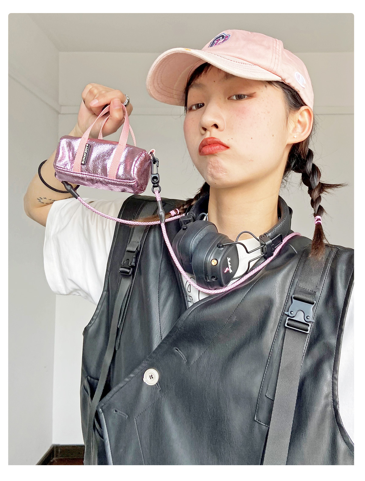 Futuristic metal series mini bag lightweight hanging neck side backpack silver crossbody mobile phone bag fashionable Silver - กระเป๋าแมสเซนเจอร์ - เส้นใยสังเคราะห์ สีเงิน