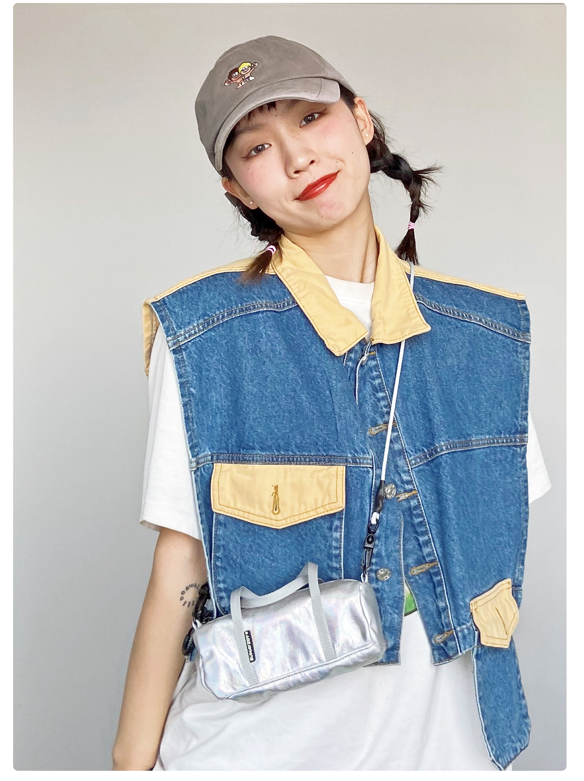 Futuristic metal series mini bag lightweight hanging neck side backpack silver crossbody mobile phone bag fashionable Silver - กระเป๋าแมสเซนเจอร์ - เส้นใยสังเคราะห์ สีเงิน