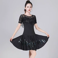 Черный топ с одинарной кисточкой + черная юбка с кисточками, расшитая пайетками