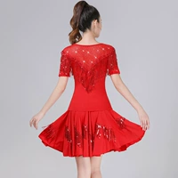 Красный топ с одинарной кисточкой + красная юбка с кисточками, расшитая пайетками