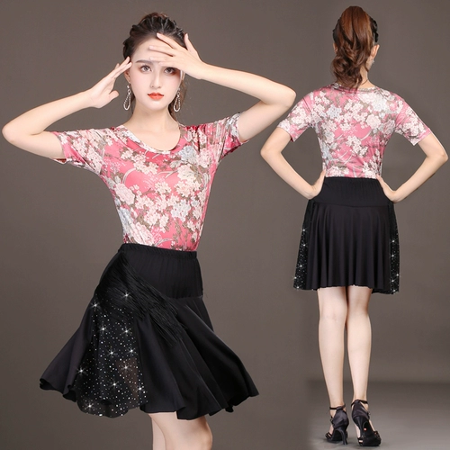 Шелковый комплект, футболка, юбка в складку с кисточками, мини-юбка, костюм, коллекция 2022, короткий рукав