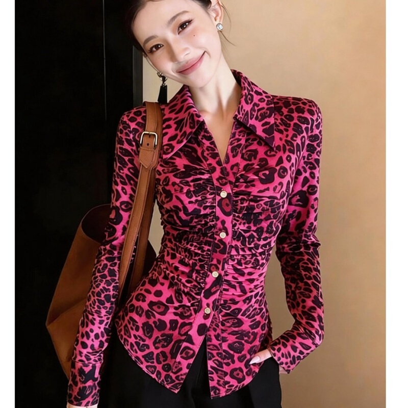 This Year's Trendy and Beautiful Niche Design Tops Are Light Luxury and Have a High-End Feel. Rose Red Leopard Print Polo Collar Shirts for Women in Spring