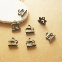 Один маленький бронзовый утюг