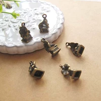 Маленький проигрыватель бронзового цвета.