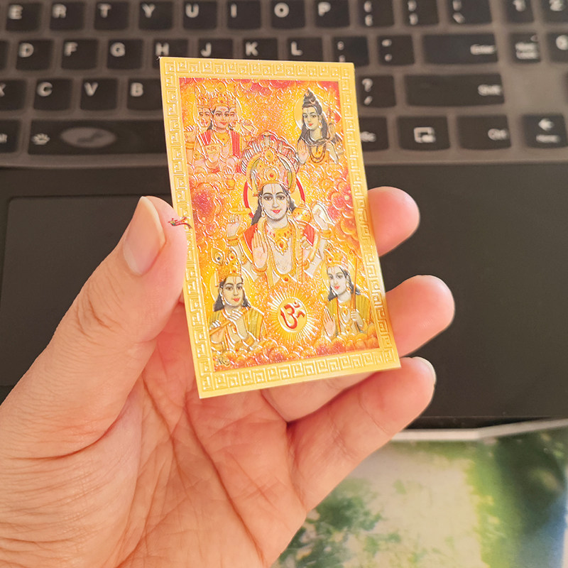 インドから輸入されたオリジナルの三神一体（ブラフマー、シヴァ、ヴィシュヌ、クリシュナ）を描いた金メッキのお守りカードは送料無料です。