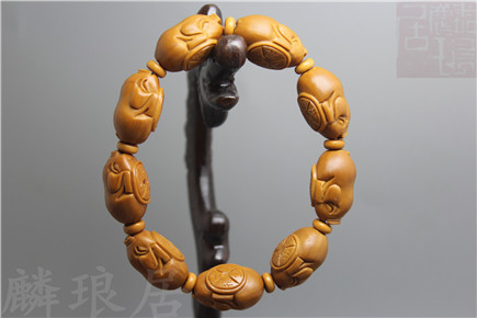 Olive stone carving pig hand string play collection handmade old material handle men and women models small seed zodiac cartoon