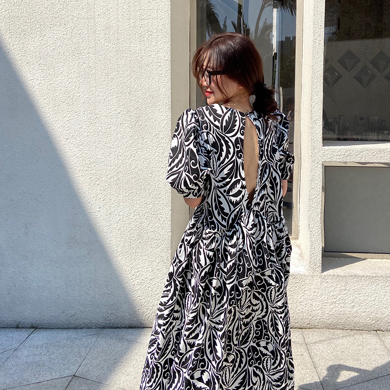 Retro post-hollowed-out black and white printed large version of the ocean dress 2022 Xia New products Han version Conspicuia Slim foam sleeves over knee skirts
