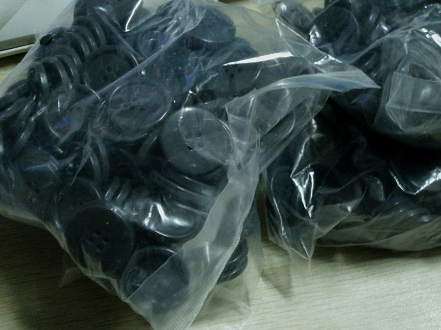 Clothing Accessories Accessories Dark black upmarket button Resin Coat with a large coat of clothing sold for 9 yuan per catty