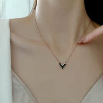 Korean version of V-character female necklace female tide 18K rose gold short black choker Net red with titanium steel does not fade