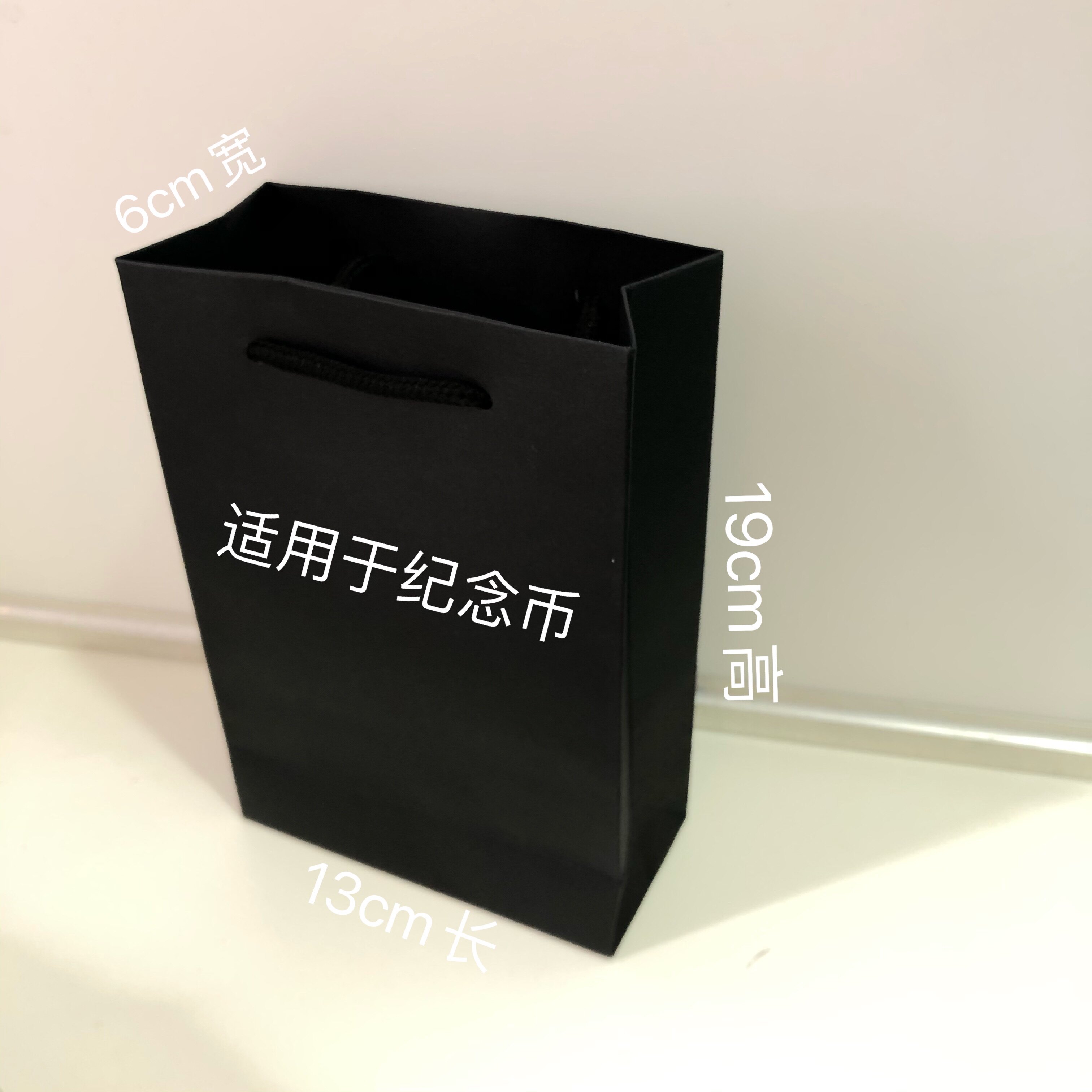 Festive gift bag Handbags with products to take selfies with products No shipping cost price not presented