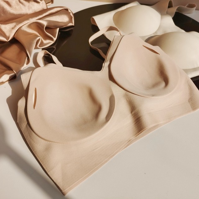 ສີຜິວພິເສດ AOK super invisible seamless bra Spring and summer white T-top support auxiliary breasts non-sense sleep underwear naked