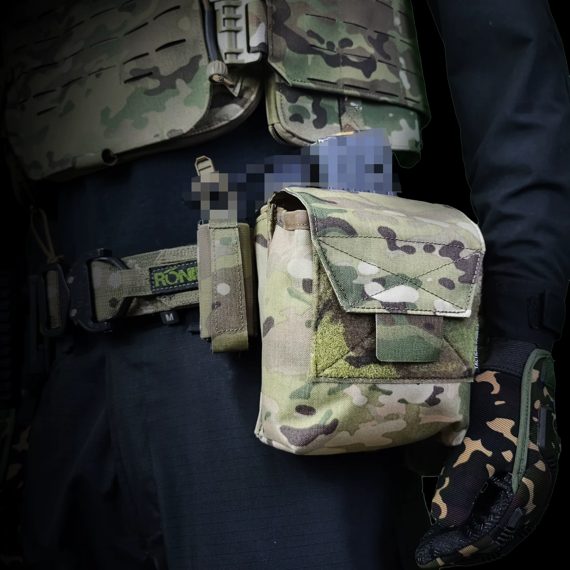 Detalle frontal de la bolsa táctica estilo JSTA