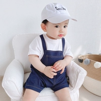 Короткий белый боевой кухня с синей фальшивой бретеной