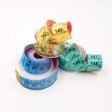 Метовая линейка с помощью решетки с надписью.