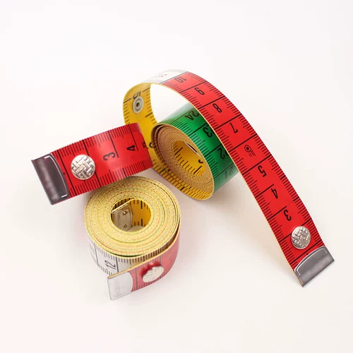 Метовая линейка с помощью решетки с надписью.