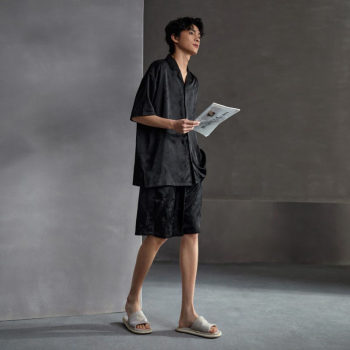 Doeo new pajamas men's summer silk short-sleeved shorts home clothes mulberry silk high-end light luxury can be wear ນອກ