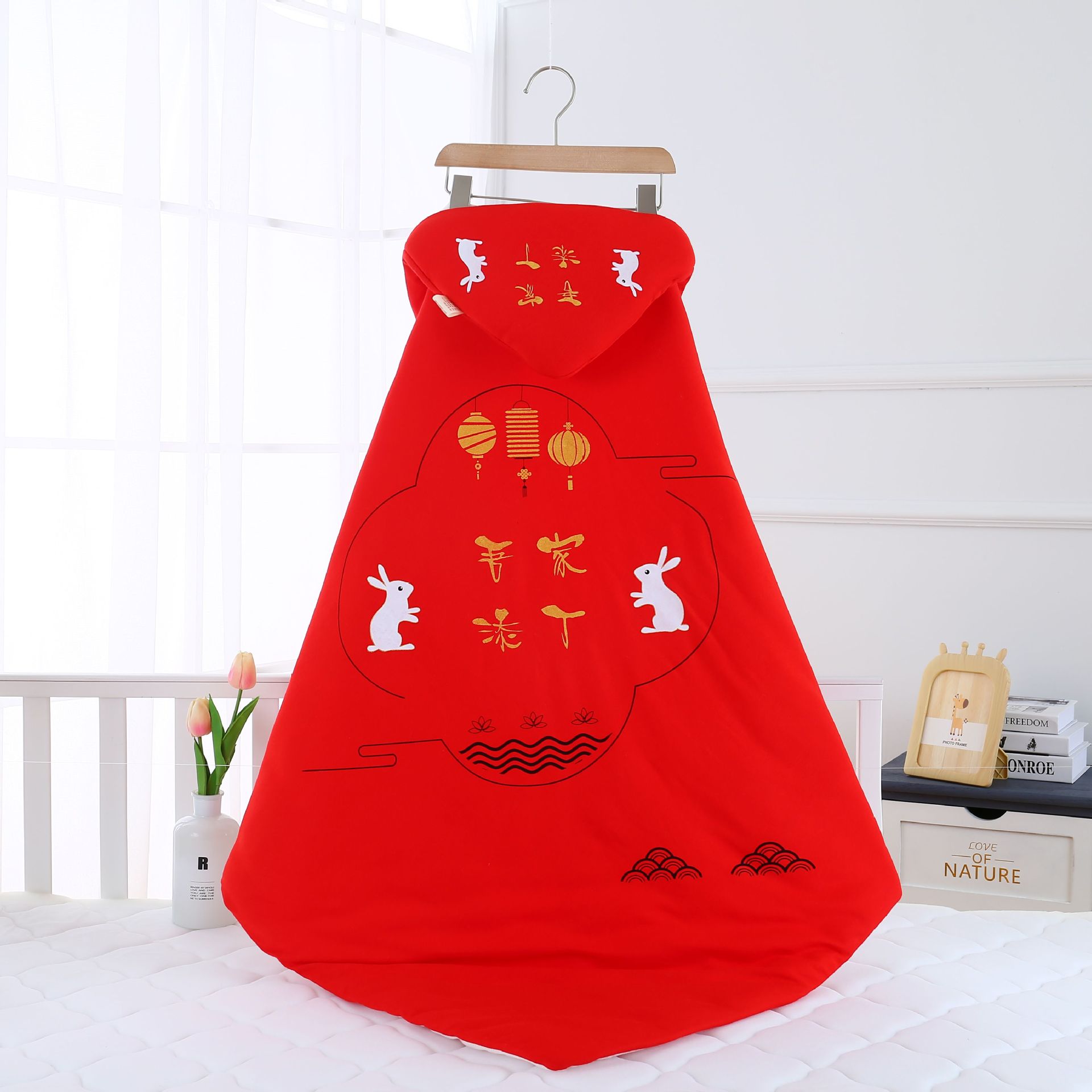 Newborns take off the bile and are wrapped in big red newborn baby autumn and winter cotton wraps thickened quilted baby pure cotton swaddles