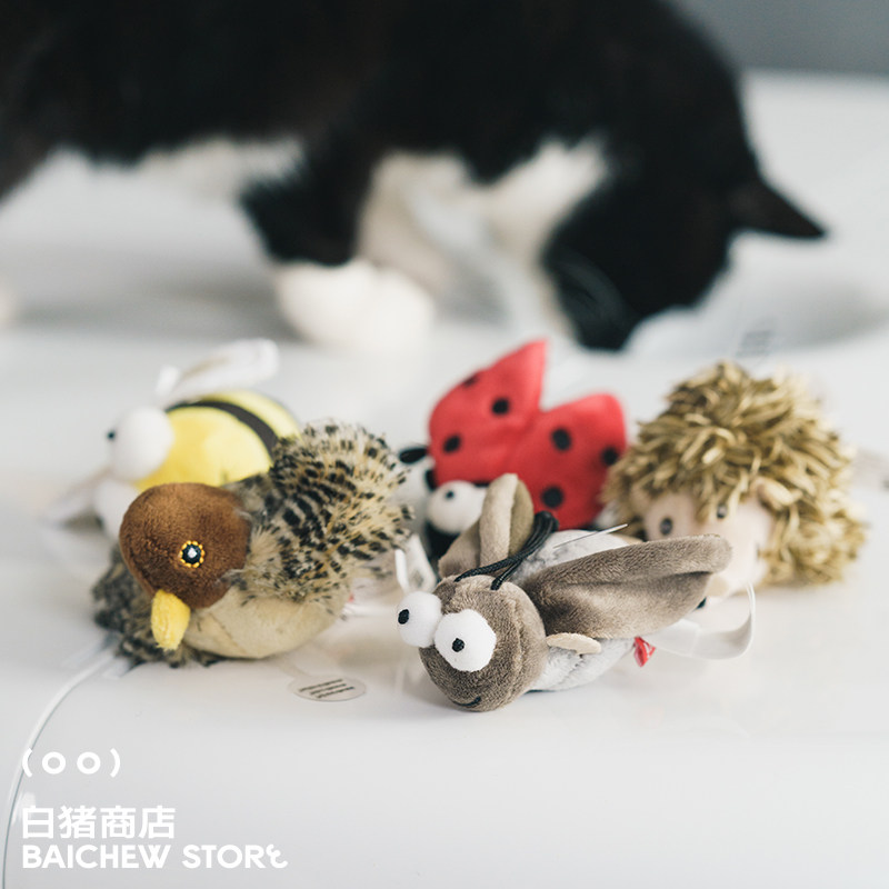 The white pig store gigwi is a cat toy mouse and bird that makes noises and calls the ball to amuse the cat and relieve the boredom.