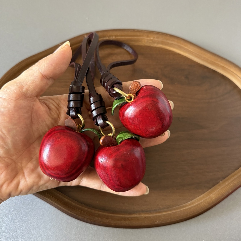 Purely Handmade Apple Pendant Keychain Made of First-Layer Cowhide, Exquisite Hand-Sewn Personalized Gift Purely Handmade Apple Pendant Keychain Made of First-Layer Cowhide, Exquisite Hand-Sewn Personalized Gift