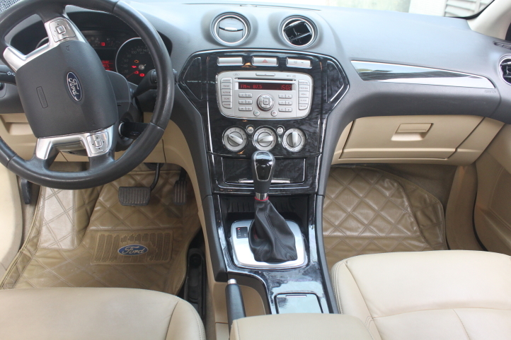 Suitable for 07-10 Ford Victory fashion version of carbon fiber interior modification Peach wood center control gear sticker