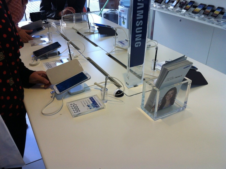 Applicable to mobile phone anti-theft device one drag eight Apple Letv anti-theft device one drag four five six seven with remote control belt charging