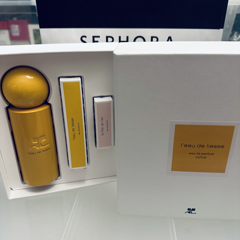 Store Counter Courreges Ancient Blue Whisper Source of Happiness Skin Like This 100ml Set Gift Box Store Counter Courreges Ancient Blue Whisper Source of Happiness Skin Like This 100ml Set Gift Box