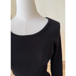 Black round neck slim stretch knit sweater and elegant long-sleeved bottoming shirt