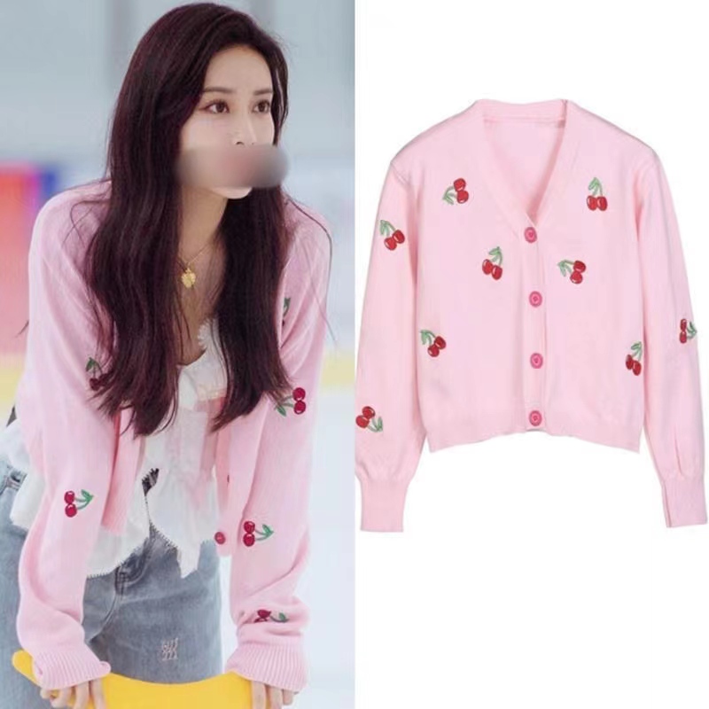 Mengziyi Songyanfei Celebrity Style 2026 Spring Cherry Pink Sweater Loose Short V-Neck Knitted Cardigan for Women Mengziyi Songyanfei Celebrity Style 2026 Spring Cherry Pink Sweater Loose Short V-Neck Knitted Cardigan for Women