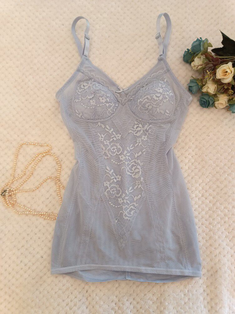 The new four models of the autumn and winter can be worn with plastic-type meteor postpartum recovery without steel ring thin back and on the chest side to receive the vest