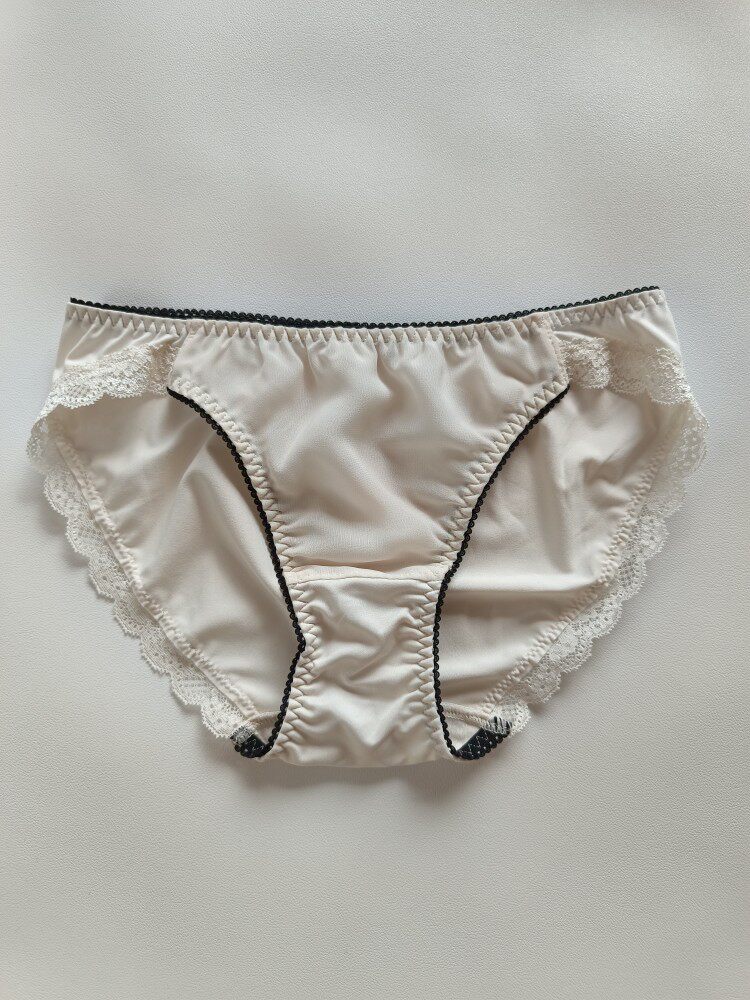 Original Summer Thin Triangle White Low Waist Sexy Panties Only M Suitable for Hips 80---90cm