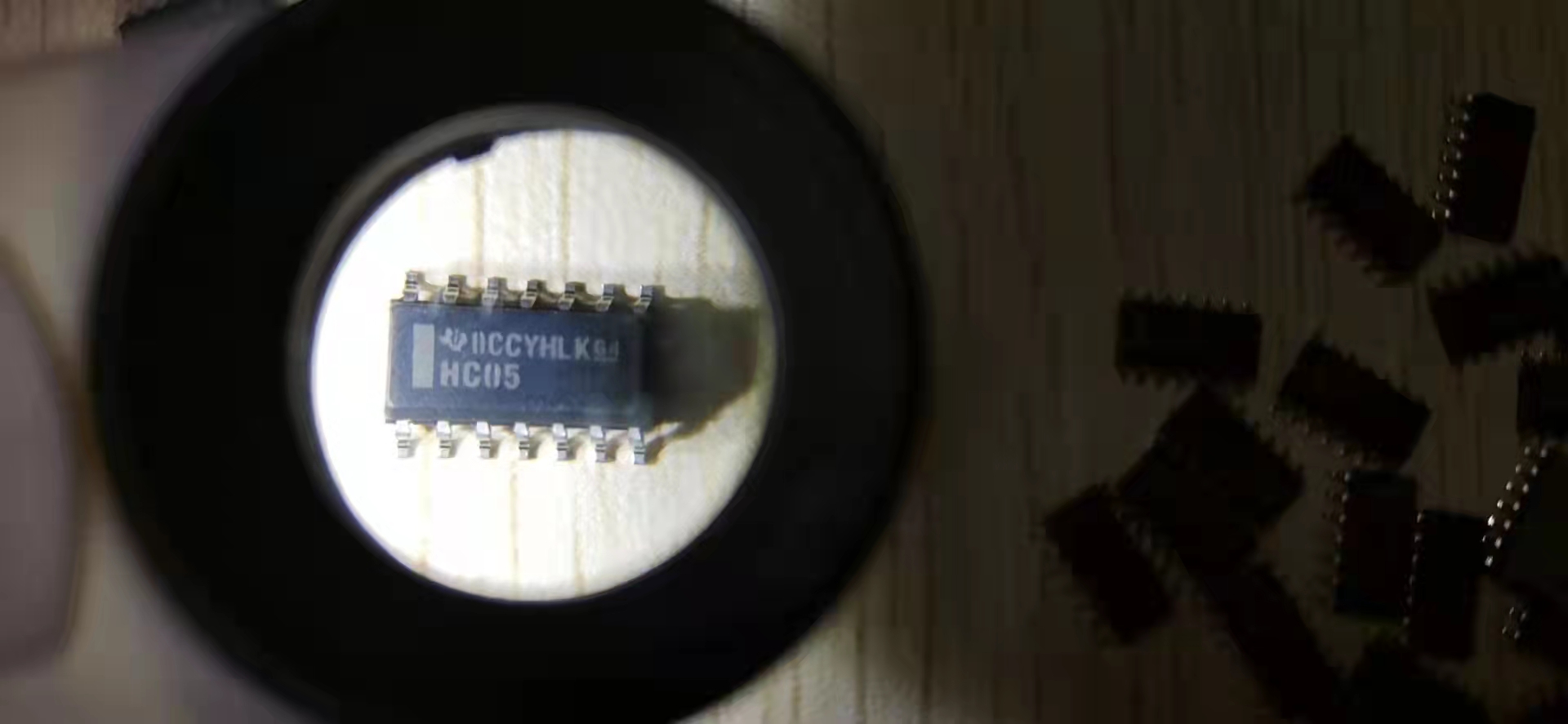 New original EM78P447NAMJ EM78P447 SOP-28 SMD IC single chip chip