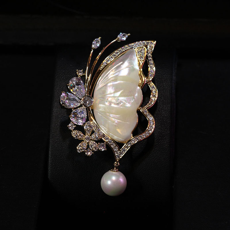 Upscale atmospheric natural seashells butterfly brooch female mother bepearl elegant plethora of brooch with a large coat of clothing