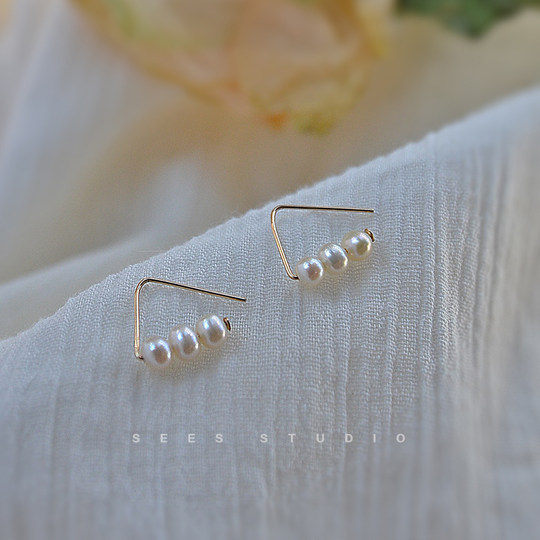 High-End Triangular Three-Pearl Geometric Earrings, Feminine, Retro, French Style, 2019 New Trendy Popular Earrings