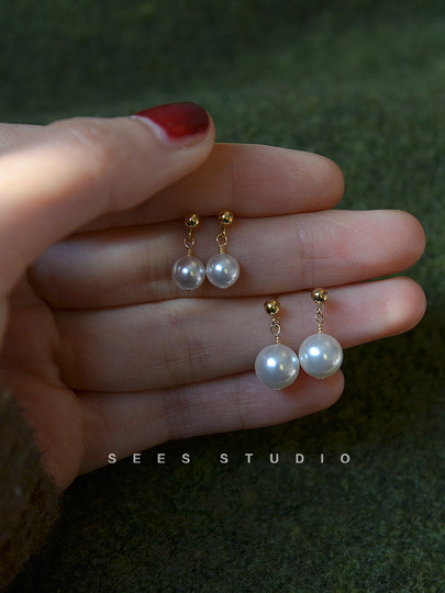The wind blows perfectly, Shijia small pearl earrings are simple, versatile and gentle earrings, small, short, retro and exquisite earrings.