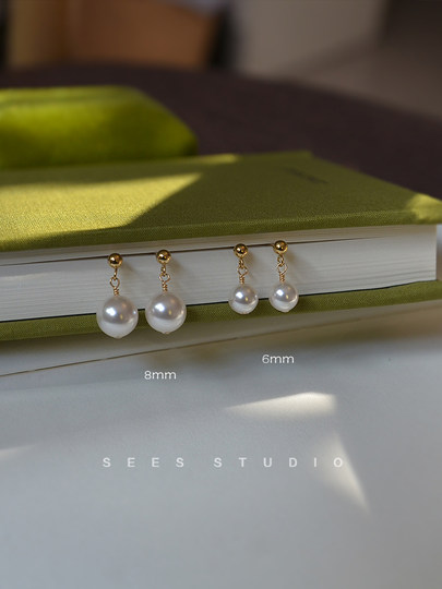 The wind blows perfectly, Shijia small pearl earrings are simple, versatile and gentle earrings, small, short, retro and exquisite earrings.