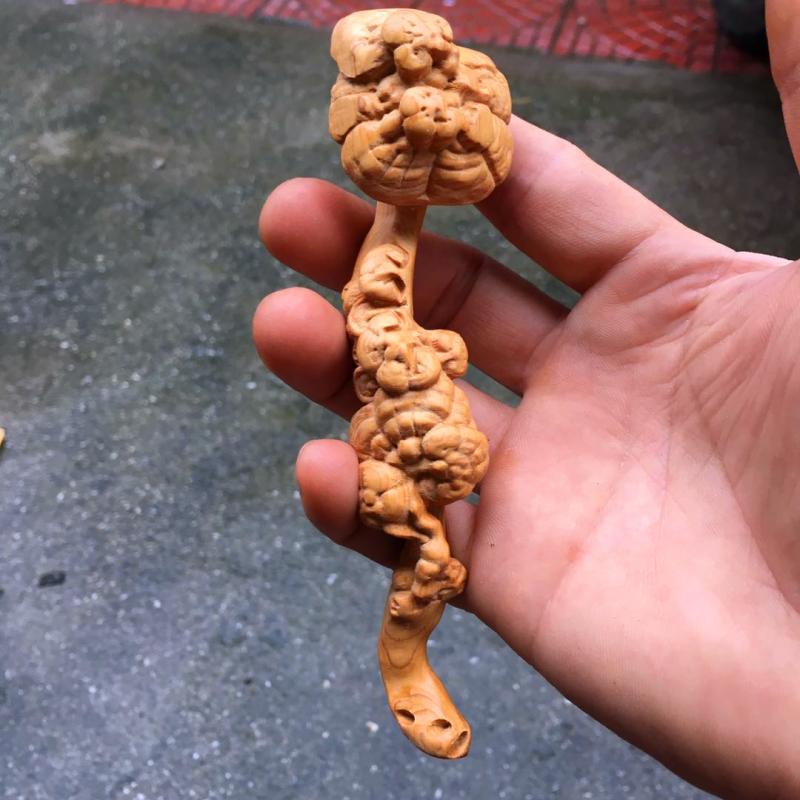 Cliff - shuff wood carving carving is a piece of wood carving to ensure a safe swing