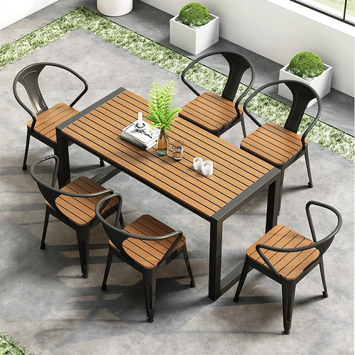 Открытый обеденный стол солнцезащитный крем из деревянного стола и стула двор на открытом воздухе сад открытый небо балконы кафе и комбинация стула комбинация