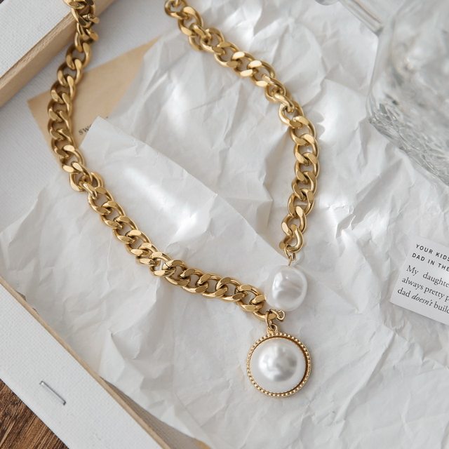 Exaggerated golden thick chain large pearl necklace women's sweater chain summer sweater European and American hipsters net red fashion does not fade