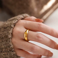 Золотое маленькое изогнутое кольцо