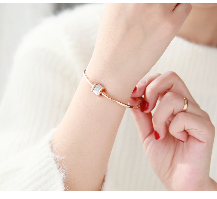 Phiên bản Hàn Quốc bằng thép titan mạ 18K màu zircon pha lê nhẫn hồng vàng thủy triều người thời trang vòng đeo tay không phai Tanabata vòng cẩm thạch bọc vàng