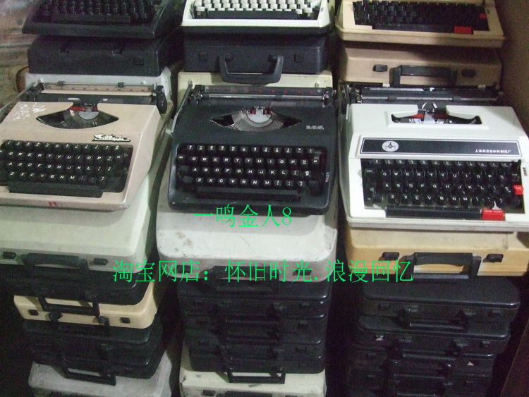 Old English typewriter manual mechanical typewriter flying fish long empty hero card film and TV prop decoration can be ordered