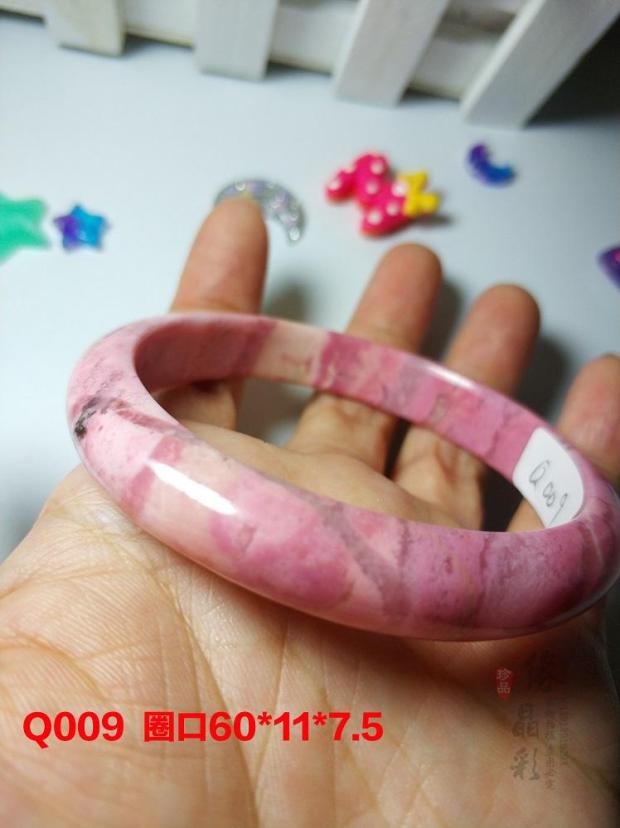 Hàng giá rẻ đẹp tự nhiên hoa hồng phượng đeo tay màu tím mica đào đá Wangfu bột nữ Wang hôn cạnh một hình ảnh vòng tay đẹp