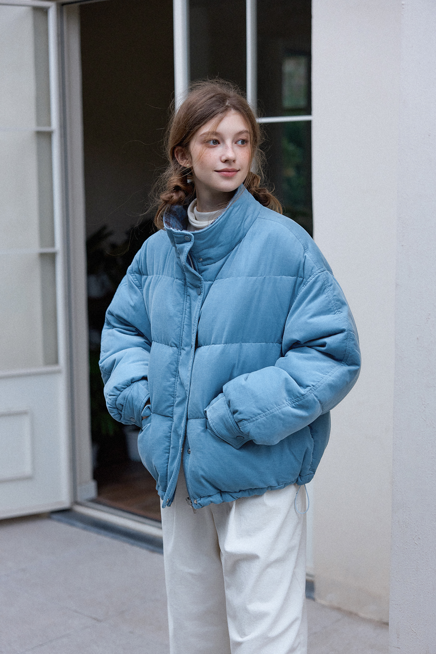 冬の雰囲気のリバーシブルコーデュロイウールチェック柄ダウン