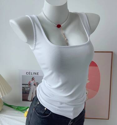 A pure U-neck wide-shoulder strap cover-up breast vest, a woman with a large neckline and collarbone, a sexy low-cut halter top, worn inside and outside