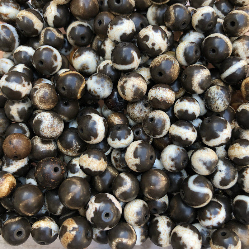 Natural to pure agate chalcedony, coated with pulp, oil, weathered and clear