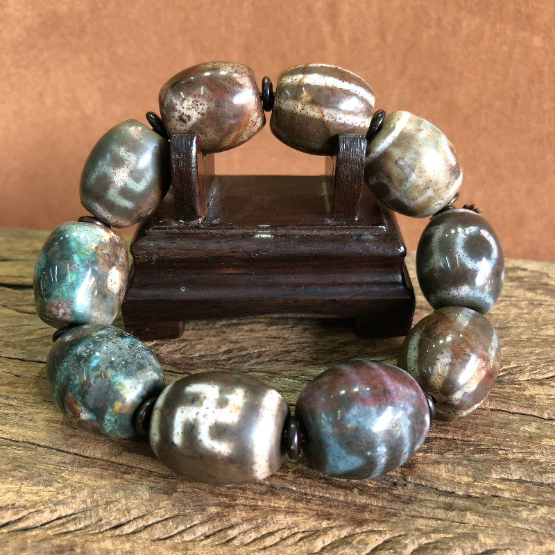 Tibet Xiangxiong Tianzhu Tibetan legend 10,000 words Tiger teeth Tianzhu hand string genuine nine-eyed shale Tianxiong Stone Natural cinnabar