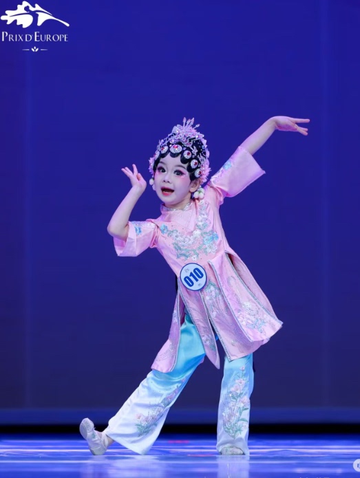 Children's Traditional Chinese Dance Costumes for Young Performers, Peking Opera Little Flower Girl Performance Outfits, Solo Dance Costumes for Girls