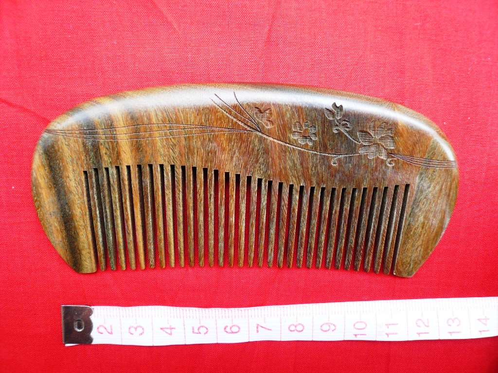 Vietnamese green sandalwood comb 18CM engraved with no handle to carry convenience 5 Yuan without limitation