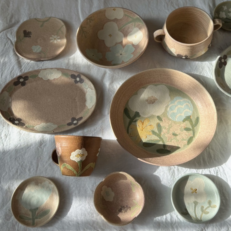 Japanese Writer Chizuko Oshio's Handmade Tableware, Plates, Bowls, Dishes, Hand-Held Cups, Mugs, Coffee Cups Japanese Writer Chizuko Oshio's Handmade Tableware, Plates, Bowls, Dishes, Hand-Held Cups, Mugs, Coffee Cups
